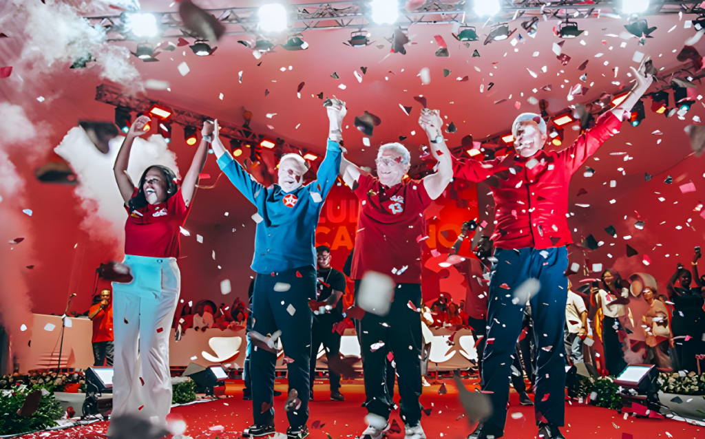 Lula comete gafe em Camaçari e troca camisa azul de adversário por vermelha antes de discurso