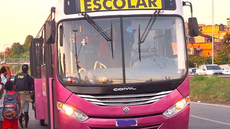 PRF flagra ônibus escolar irregular em Simões Filho: motorista sem qualificação coloca 40 alunos em perigo