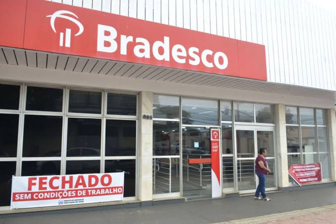 Imagem ilustrativa sobre Bradesco lucra R$ 13,8 bi, fecha 324 agências e demite 2,4 mil funcionários: a conta não fecha